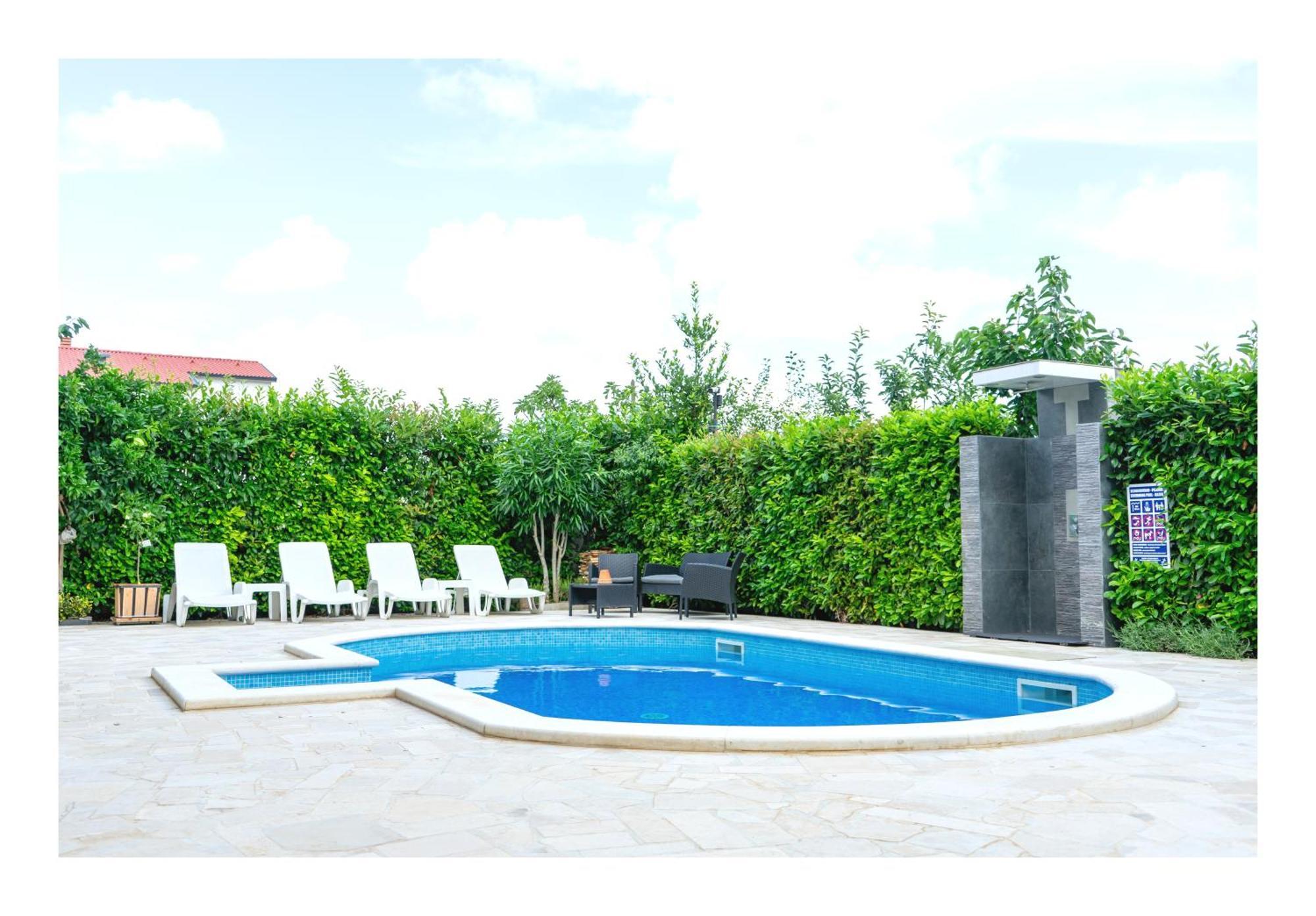 With Pool Ostanak kod kuće *